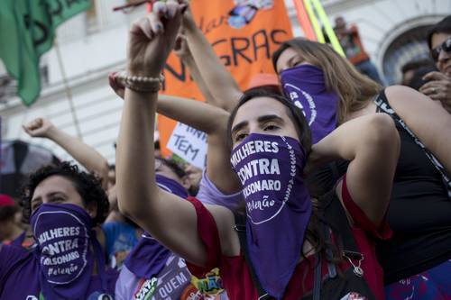 Miles de mujeres protestan contra Bolsonaro en Brasil