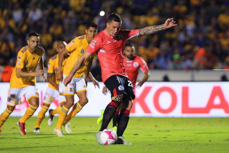 Tigres no puede en casa con Lobos; empatan 2-2