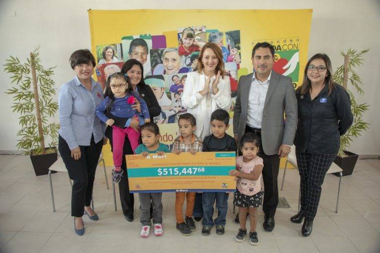 Recibe DIF Tamaulipas redondeo de S-Mart para apoyar a personas con estrabismo.