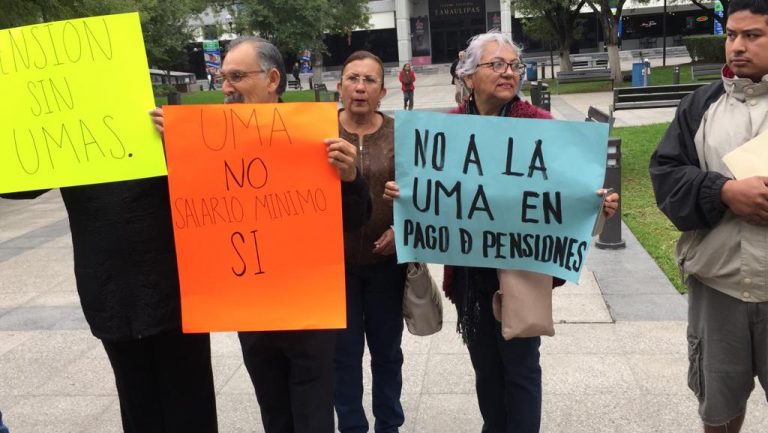 Jubilados del ISSSTE se manifiestan en la Plaza Juárez; le entregarán documento a AMLO
