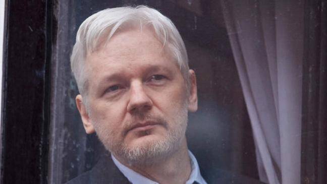 Ecuador trata a Assange como si fuera presidiario, dice abogado