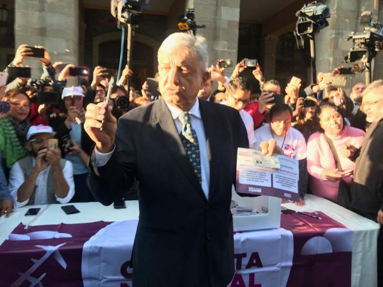 Deposita AMLO boleta en blanco en consulta por NAICM