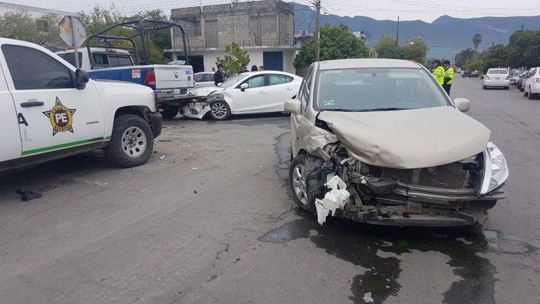 Se pasa el alto y choca contra Mazda