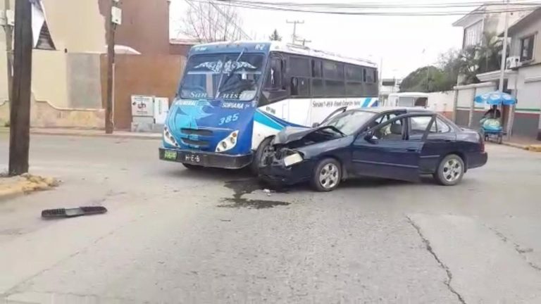 Mujer omite alto y choca con microbús