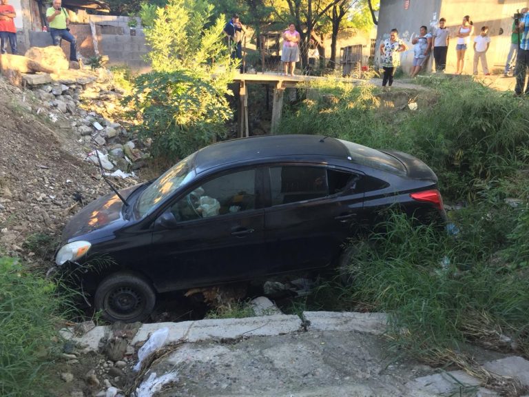 Manejaba a exceso de velocidad; Sale del camino