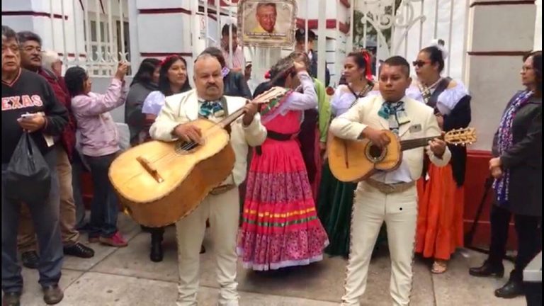 Llevan mariachi a AMLO por su cumpleaños