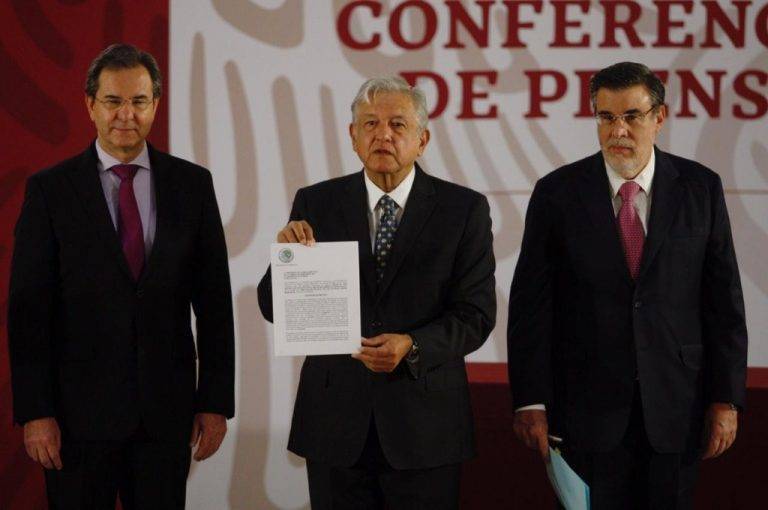 Firma AMLO iniciativa que cancela reforma educativa