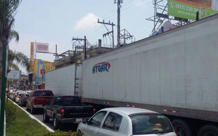Continúan unidades pesadas pasando por vialidades del centro de Madero