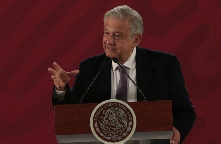 López Obrador dialoga con funcionarios de la cancillerí­a