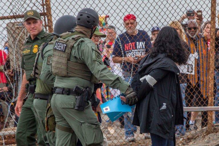 Justifican en EU uso de gas lacrimógeno contra migrantes