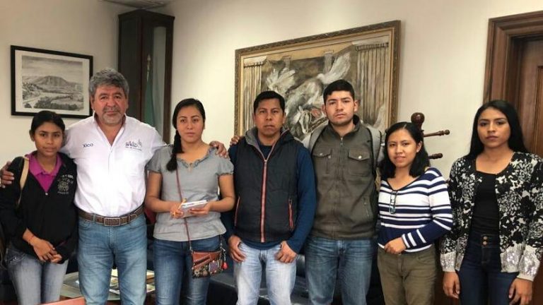 Entrega Xico una parte de su sueldo a estudiantes de albergue