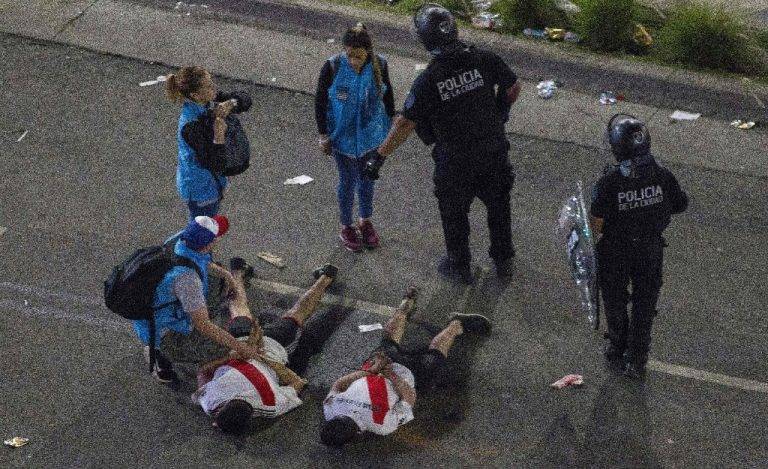 Disparan balas de goma contra hinchas de River en Buenos Aires