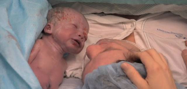 Nació el primer bebé concebido en un útero trasplantado