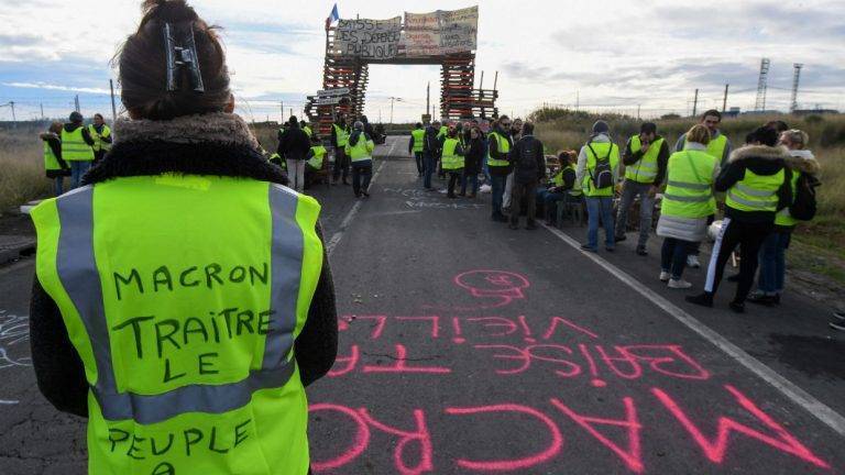 Casi mil detenidos en Francia en protestas de ‘chalecos amarillos’
