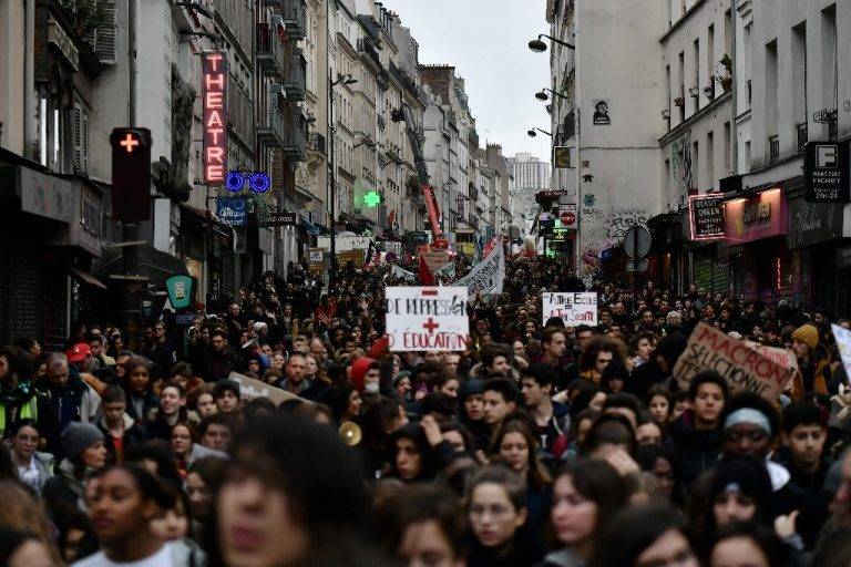 â€œÂ¡Macron dimisión!â€, gritan estudiantes en Parí­s