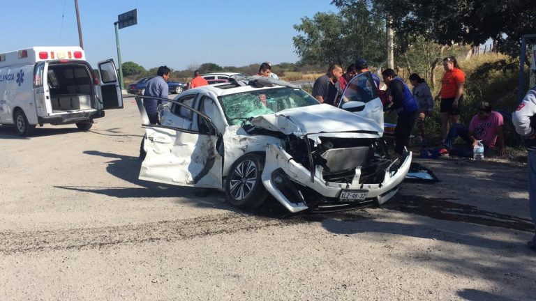 Se le atraviesa a un trailer y el saldo son cuatro lesionados