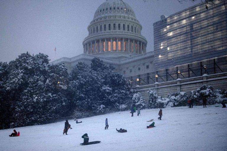 Suman 9 muertos en EU por tormenta invernal