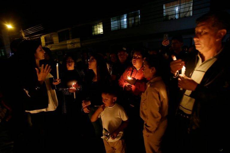 Miles de mujeres marchan en Ecuador contra feminicidios