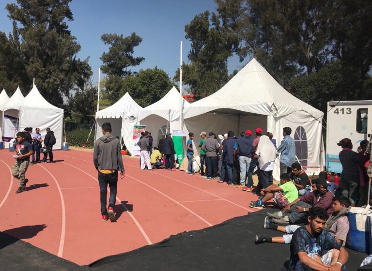 Pasan migrantes su segunda noche en el estadio ‘Palillo’