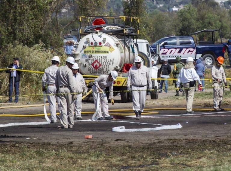 Personal de Pemex supervisa búsqueda de más cuerpos en zona de explosión