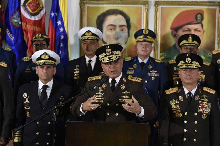 «Golpe» en marcha, EU «en guerra»; militares apoyan a Maduro