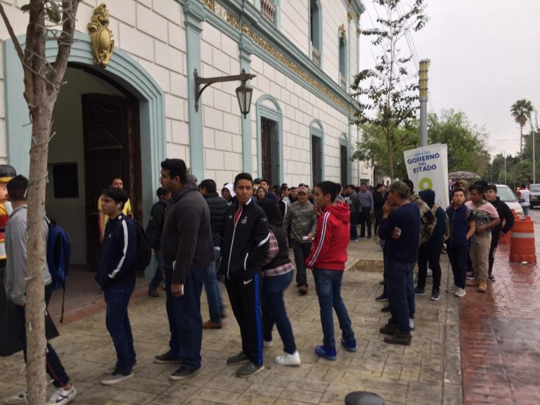 Jóvenes hacen larga fila para cumplir su servicio militar