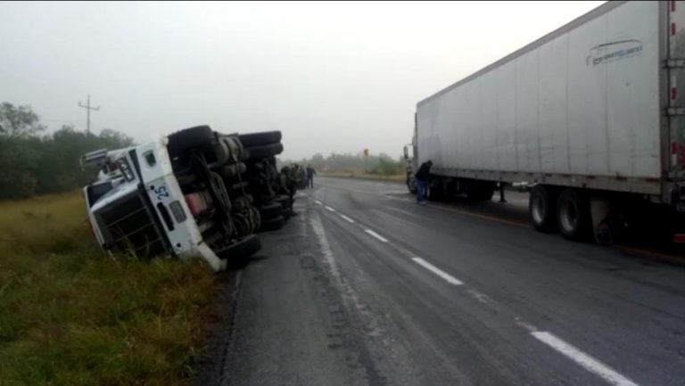 Vuelca tráiler en la Victoria-Matamoros