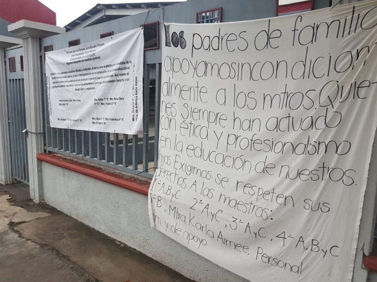 Padres de familia cierran primaria Vasconcelos y exigen destitución de directora