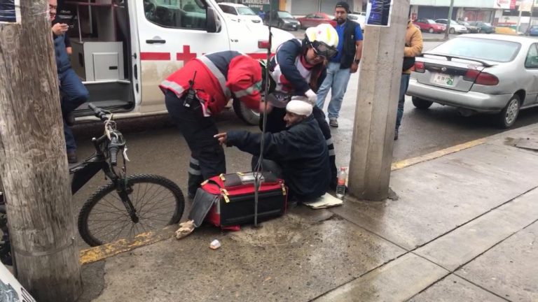 Tumban de su bicicleta a persona de la tercera edad