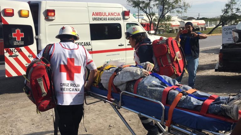 Obrero cae de andamio de una altura de 10 metros