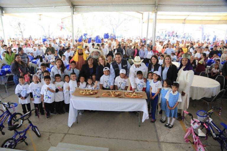 Festeja Gobernador y Presidenta DIF Tamaulipas, Dí­a de Reyes a la niñez de Jaumave.