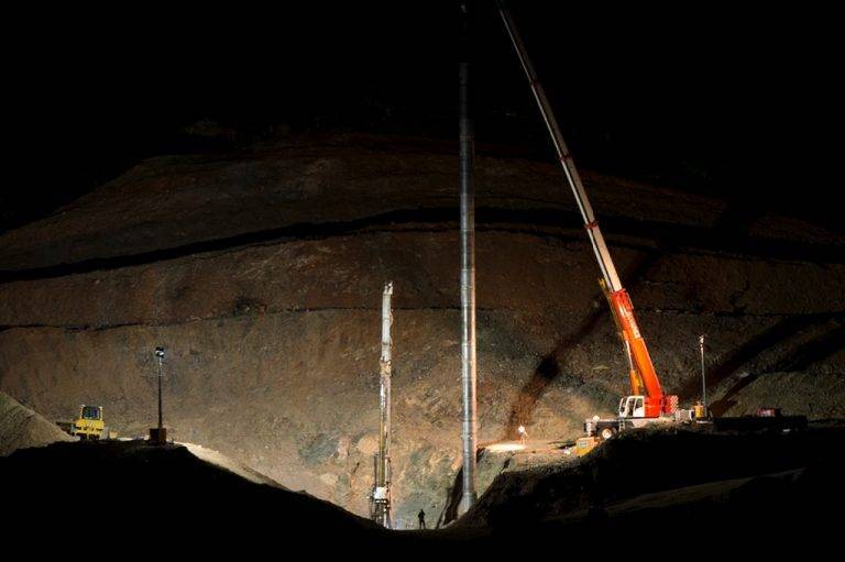 Mineros, cerca del niño que cayó al pozo en España