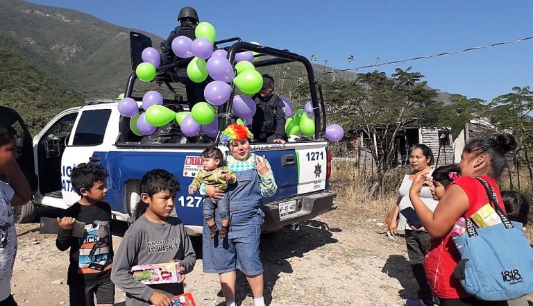 Policí­as se visten de â€œReyes Magosâ€ y reparten juguetes en colonias y ejidos