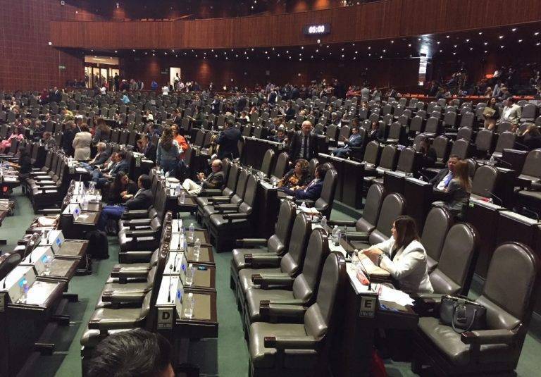 Diputados dejan en suspenso reforma a ley de Pemex