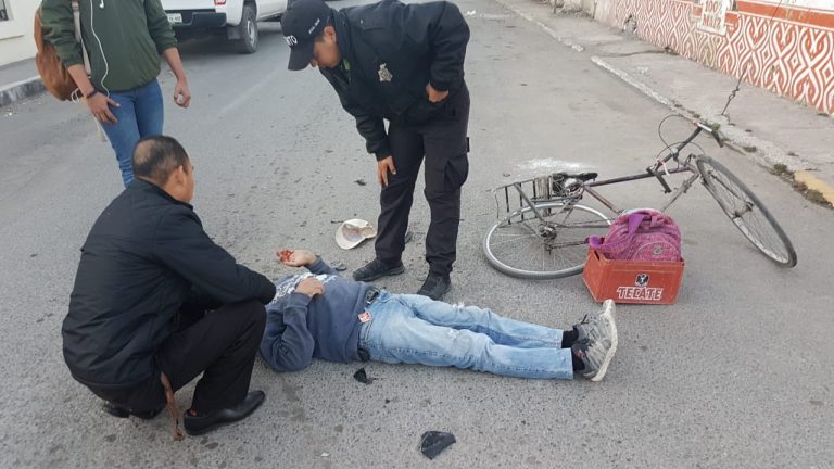 Conductora omite señalización de alto fijo y arrolla a ciclista