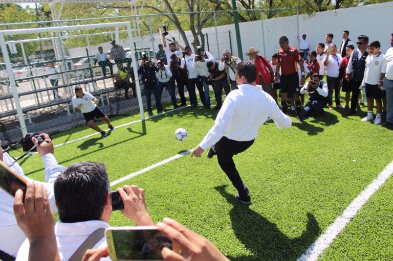 Inaugura FJGCV Cancha de pasto sintético en Mante