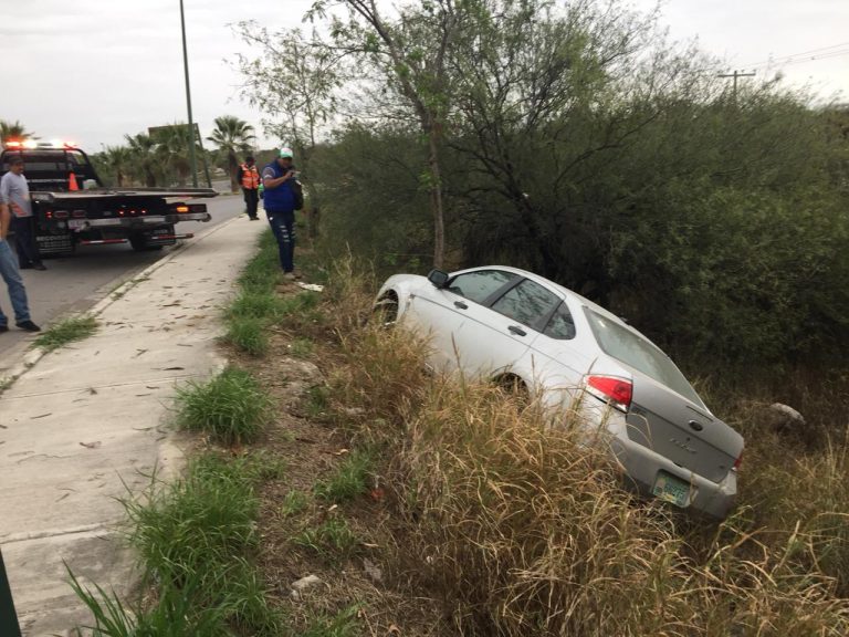 Conductora pierde control del volante y sale del camino frente al Planetario