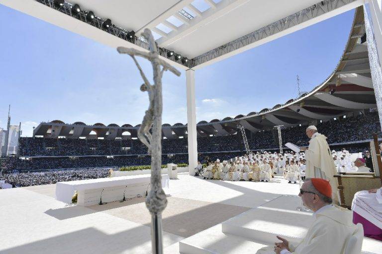 Papa Francisco hace vibrar en Abu Dabi a fieles de varios paí­ses