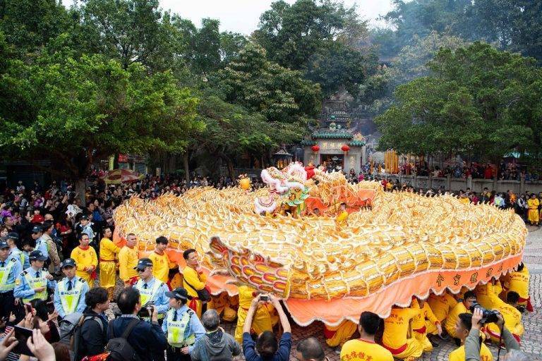 Asia recibe Año Nuevo Lunar con banquetes y ceremonias