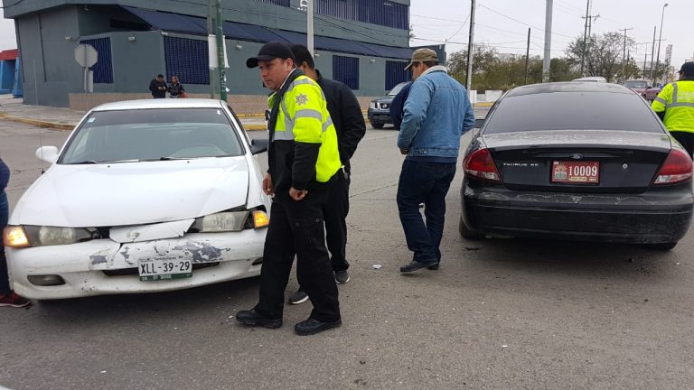 Conductores protagonizan choque en crucero de José Sulaimán y Berriozabal