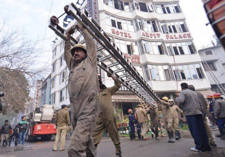 Al menos 17 muertos en incendio en hotel de Nueva Delhi