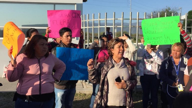 Obreros de maquiladoras se manifiestan en contra de su lí­der