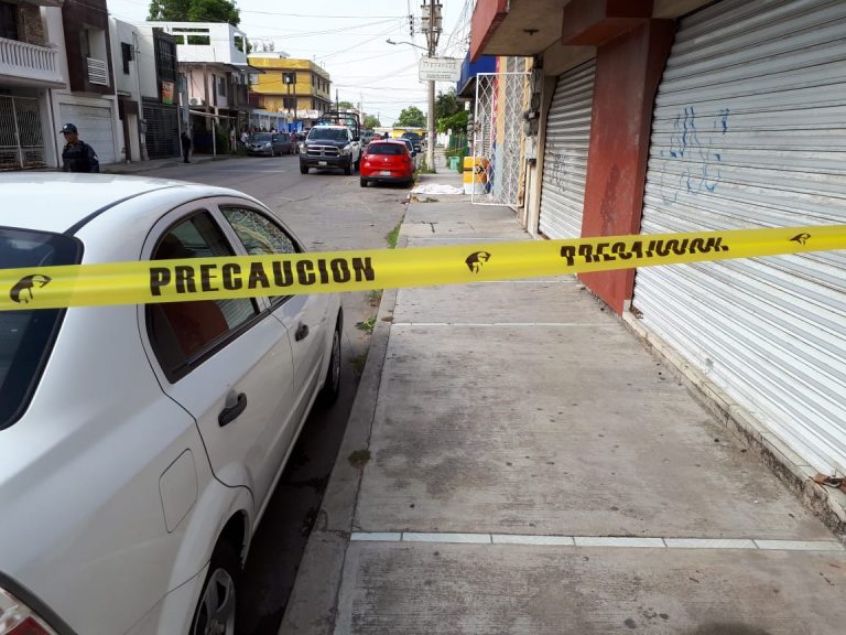 Mando policial cae de azotea cuando intento salvar a un suicida