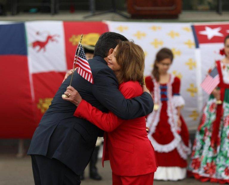 Une Abrazo fronterizo a los dos Laredos