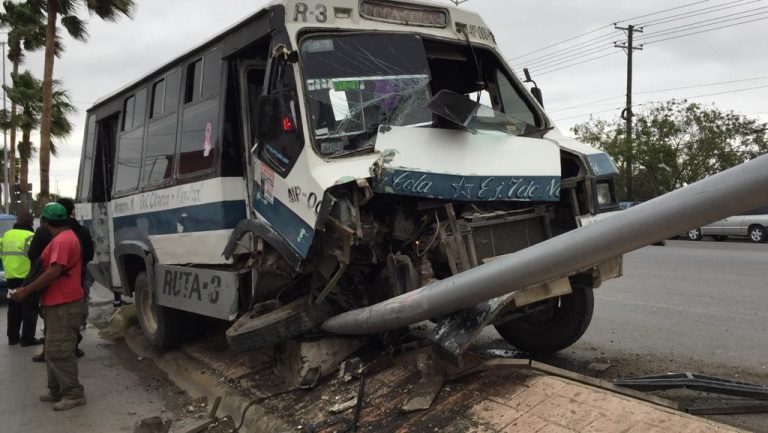 Microbusero huye después de chocar, siete lesionados