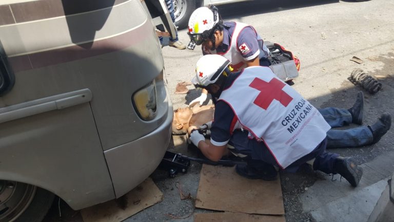 Se salva de morir tras caerle encima remolque