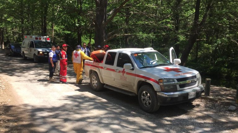 Camioneta sale de camino y cae a barranco, un muerto y tres lesionados