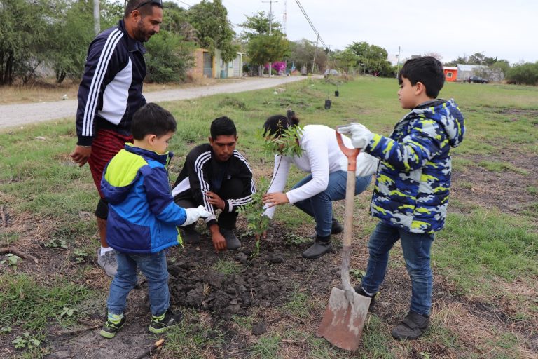 Rehabilitan campo de fútbol de la colonia Aeropuerto