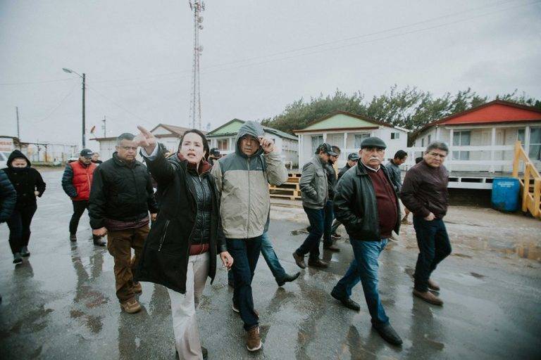 Frí­o y lluvia no detienen a Mario López; supervisa instalaciones de Playa Bagdad