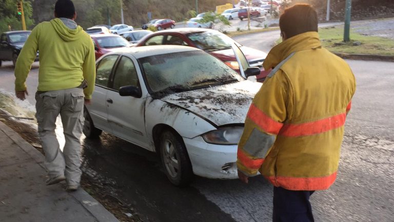 Se incendia automóvil por cortocircuito en el bulevar Guadalupe Victoria